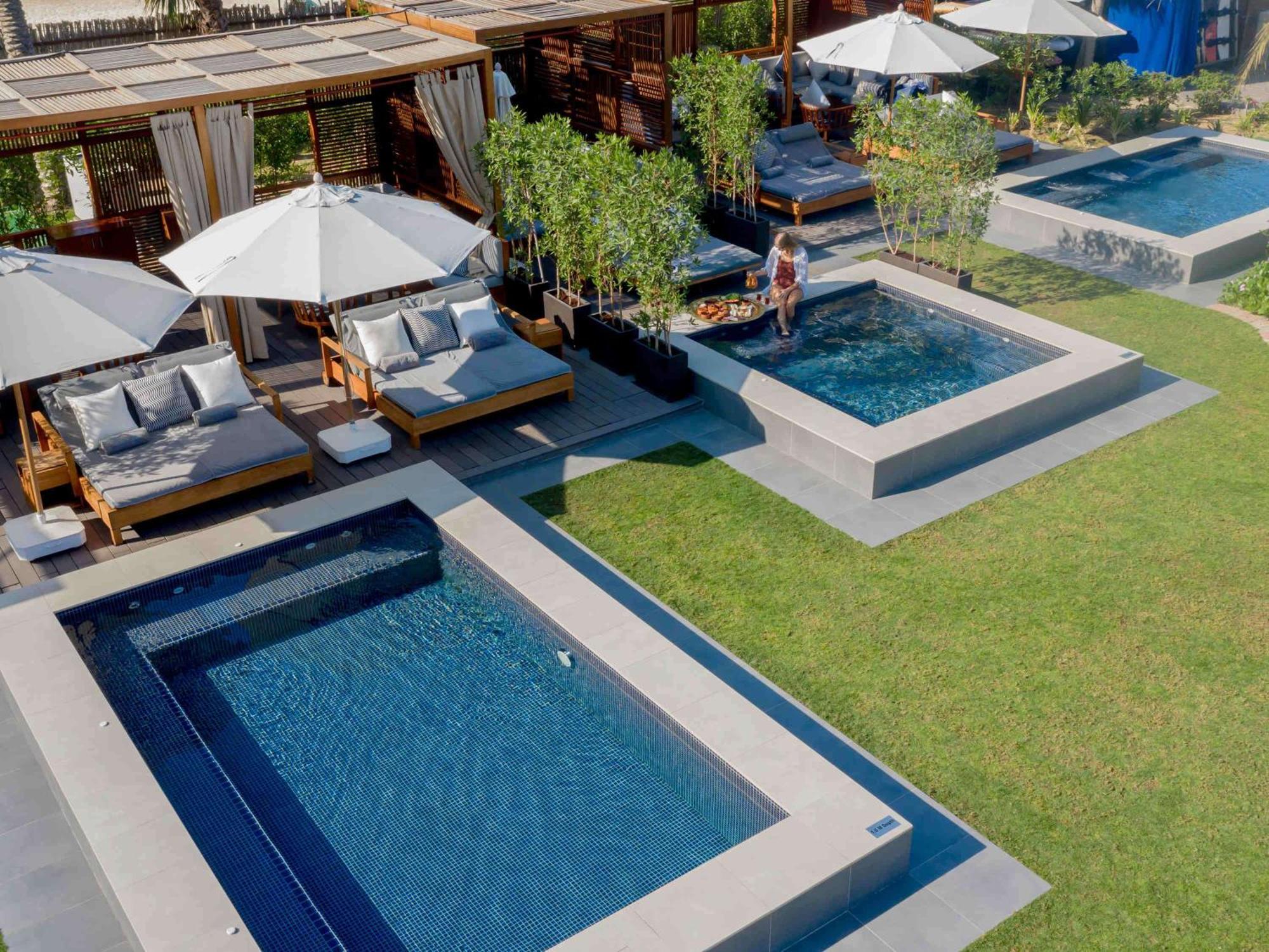 ริซอส พรีเมียม ดูไบ เจบีอาร์ Hotel ภายนอก รูปภาพ The pool at the hotel